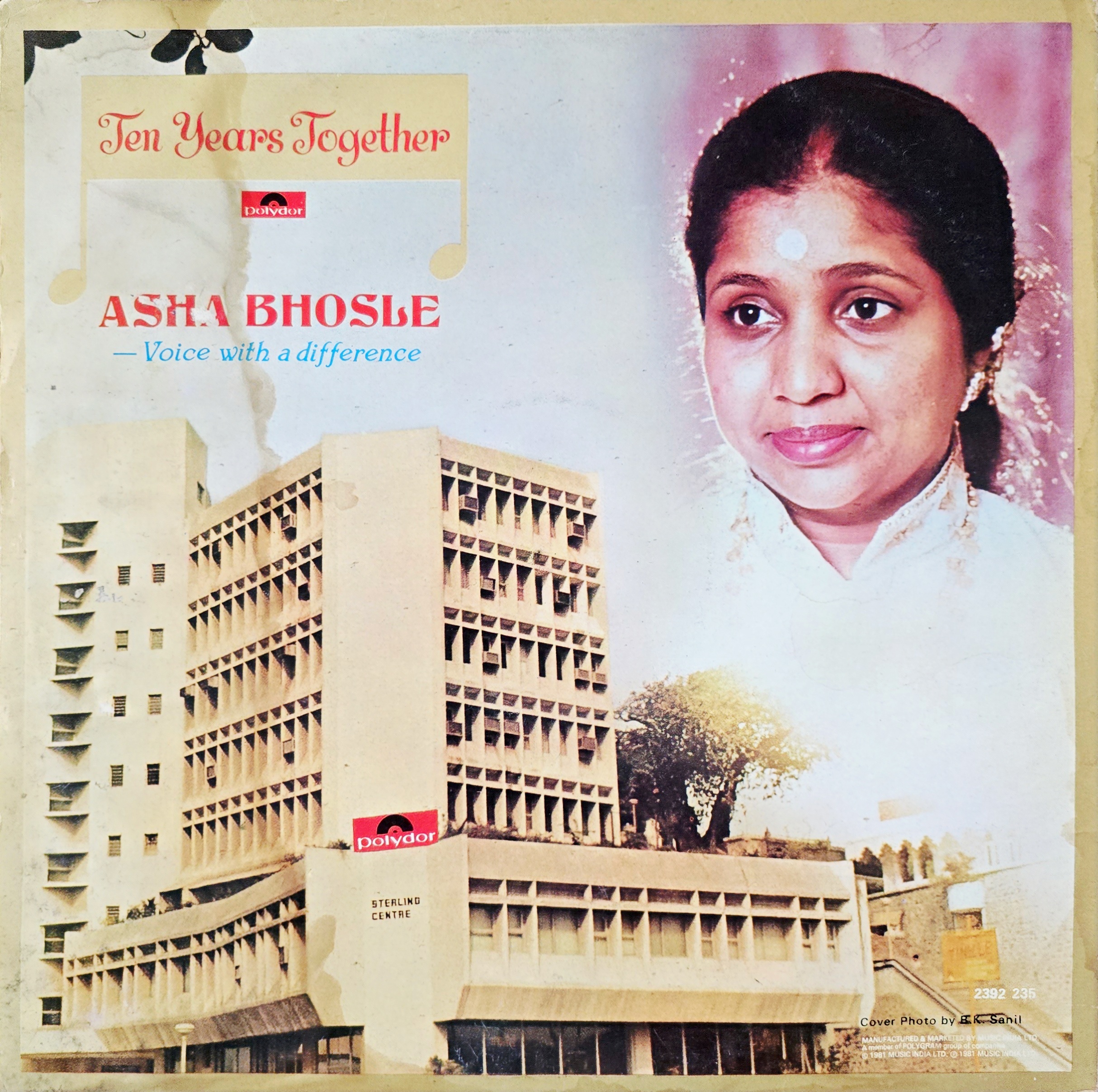 ASHA BHOSLE : VOICE WITH A DIFFERENCE - LP RECORD ( POLYDOR / NEAR MINT ) 2392 235 - thumbnail 3