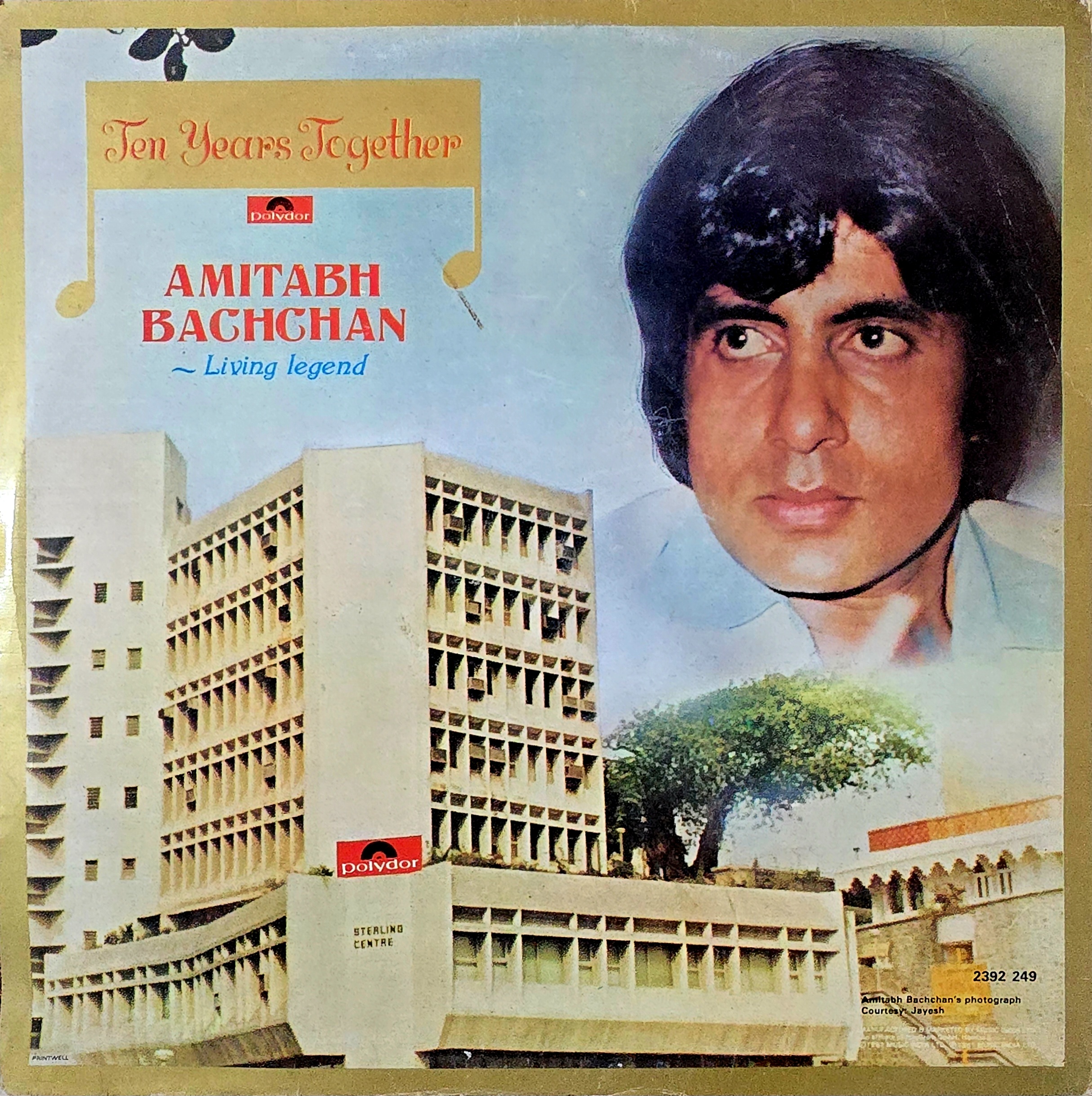 LIVING LEGEND : AMITABH BACHCHAN - LP RECORD ( POLYDOR / MINT ) 2392 249 - thumbnail 3
